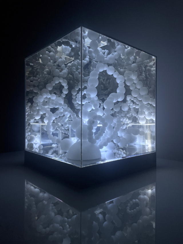 최은영, 중첩된 세계, 조형 및 설치(하프미러 외 혼합재료), 200x200x230(mm), 2024
