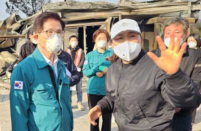 김문수 고용노동부 장관이 28일 산불이 덮쳐 엄청난피해를 가져온 안동 남후농공단지를 찾아 기업인들의 현장 민원을 들었다. 엄재진 기자