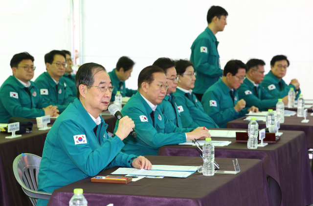 한덕수 대통령 권한대행 국무총리가 28일 경북 안동 산불현장통합지휘본부를 방문해 산불 피해 수습 및 지원대책에 대한 현장 점검을 하며 발언하고 있다. 연합뉴스