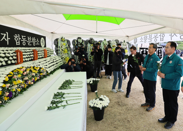 28일 영양 산불화재사고 희생자 합동분향소에서 오도창 영양군수와 임종득 국회의원이 희생자들을 기리며 헌화하고 있다. 영양군 제공