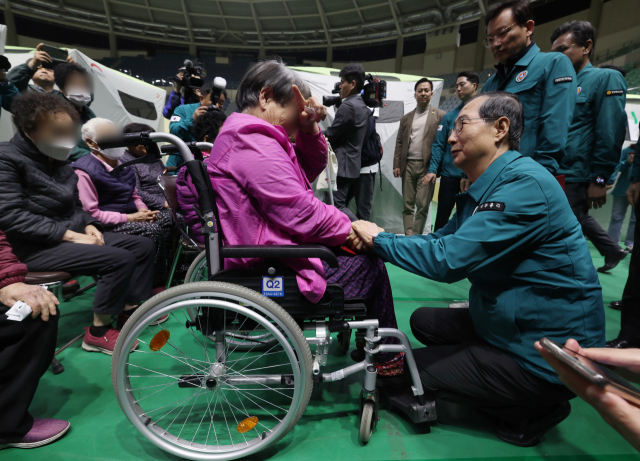 한덕수 대통령 권한대행 국무총리가 28일 경북 안동체육관에 마련된 산불 주민대피소에 머물고 있는 주민들을 위로하고 있다. 연합뉴스