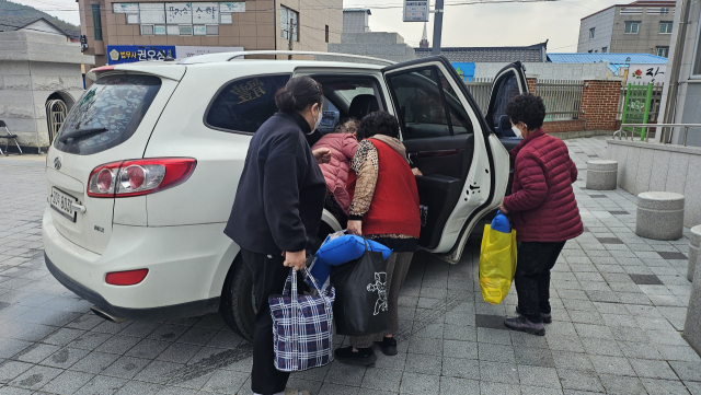 28일 경북 북동부 산불이 진화되자 주민들이 의성고등학교에 마련된 주민 대피소를 떠나 귀가하고 있다. 장성현 기자.
