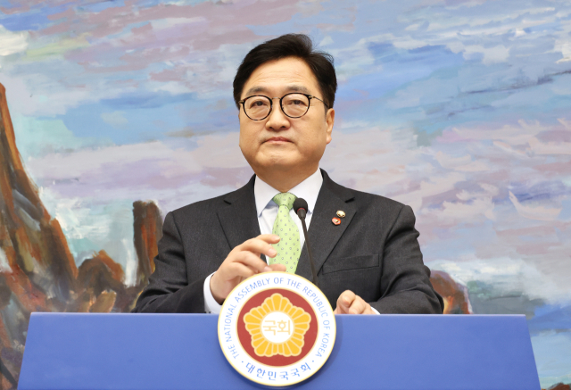 우원식 국회의장이 27일 국회에서 헌법재판소의 대통령 탄핵심판 선고 지체 상황 등과 관련한 담화문을 발표하기 위해 입장하고 있다. 연합뉴스