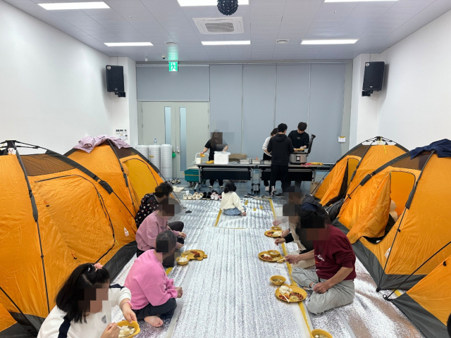 28일 평강의집 입소자들이 산불 대피소 반다비체육시설에서 식사하는 모습. 평강의집 제공