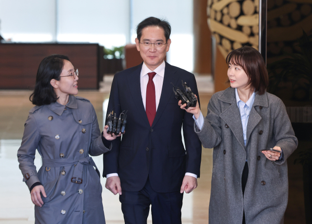 중국을 방문했던 이재용 삼성전자 회장이 28일 오후 서울 강서구 김포공항을 통해 귀국하고 있다. 연합뉴스