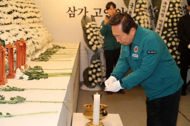 권기창 안동시장이 28일 옛 안동역사 광장에 설치된 산불 희생자 시민분향소를 찾아 분향하고 유족들에게 애도의 뜻을 표했다. 안동시 제공