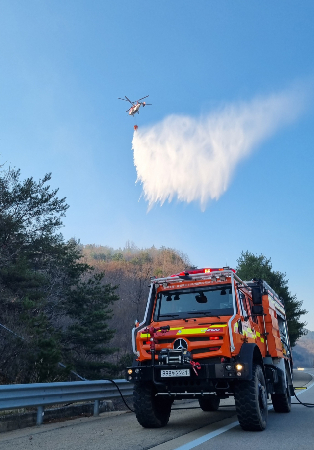 29일 재발화 한 산불진화를 위해 안동시 남후면 고상리 일원에서 산불진화헬기와 장비가 투입되고 있다. 경북소방본부 제공