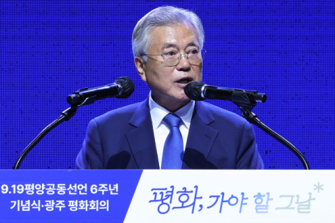 검찰, 文 전 대통령 뇌물 혐의 기소…야권 