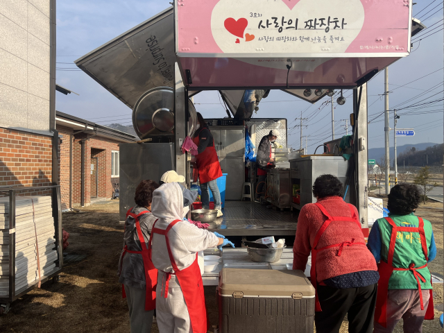 주민들이 하나둘 모이기 시작하자 짜장차가 분주해졌다. 임하면 주민들도 함께 힘을 모아 짜장면을 담았다. 정두나 기자.