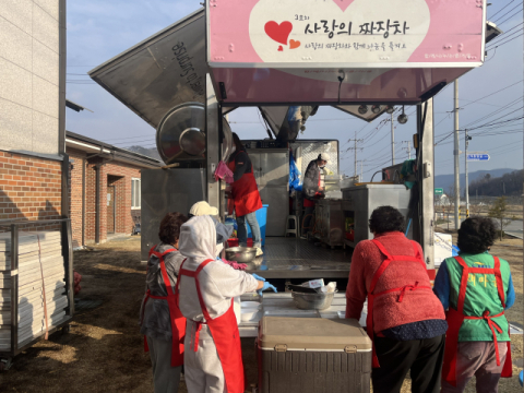 참담한 현장 속에서 꽃피는 봉사 정신…경북 찾아온 '사랑의 짜장차' 