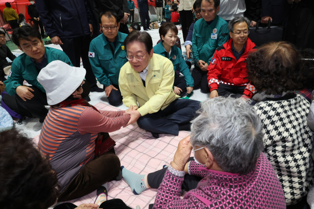 이재명 더불어민주당 대표가 27일 경북 영양군문화체육센터에 마련된 이재민 대피소를 방문해 영양 산불 피해 주민들을 위로하고 있다. 연합뉴스