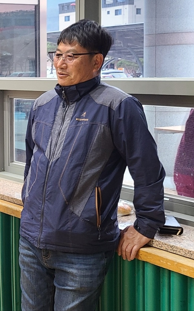 경북 청송군에 지난해 귀농해 살다 산불에 집과 과수원 전체가 불탄 류영우(60)씨 모습. 남정운 기자