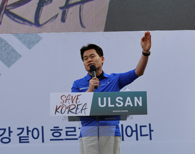 29일 울산시 남구 번영사거리 일원에서 개신교 단체 세이브코리아가 주최로 열린 윤석열 대통령 탄핵 반대 집회에서 한국사 강사 전한길씨가 연설하고 있다. 연합뉴스