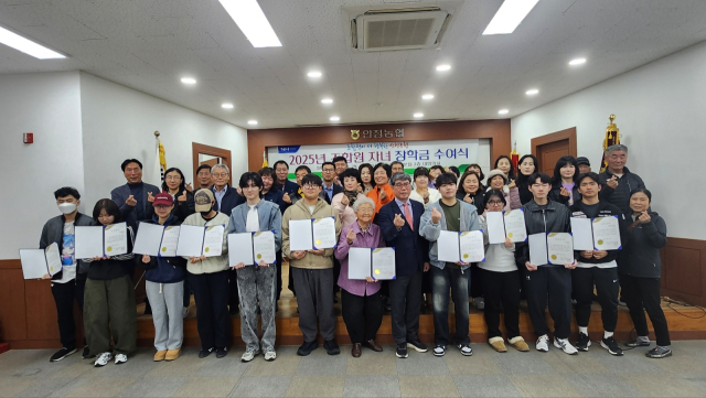 안정농협이 조합원 자녀에게 장학금을 전달한 뒤 기념 사진을 촬영했다. 안정농협 제공