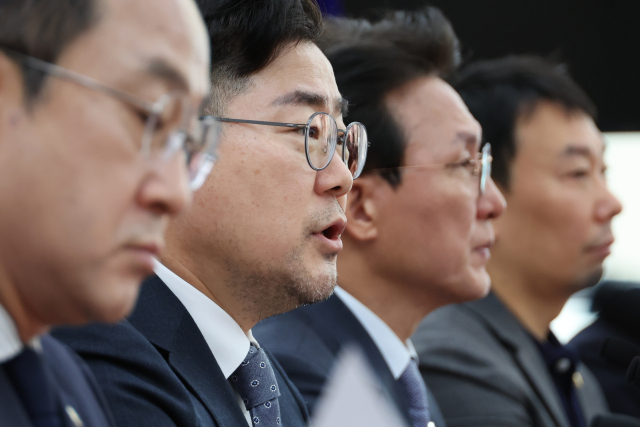 더불어민주당 박찬대 원내대표가 30일 서울 여의도 국회에서 한덕수 대통령 권한대행 겸 국무총리에게 마은혁 헌법재판관 후보자를 임명할 것을 촉구하고 있다. 박 원내대표는 