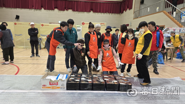 사랑의밥차 경상지부 회원들이 29일 안동 길주중학교 임시대피소에 있는 산불피해 이재민들을 찾아 도시락을 전달하고 있다. 사랑의밥차 제공