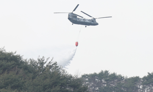 28일 오후 경남 산청군 시천면 상공에서 CH-47 치누크(Chinook) 헬기가 산불 진화를 위해 이동하고 있다. 연합뉴스