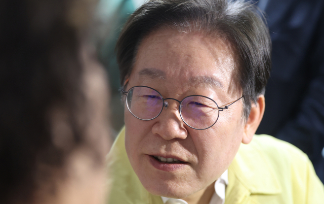 더불어민주당 이재명 대표가 28일 오후 경남 산청군 시천면 산청 화재 이재민 대피소인 한국선비문화연구원을 찾아 이재민 말을 경청하고 있다. 연합뉴스