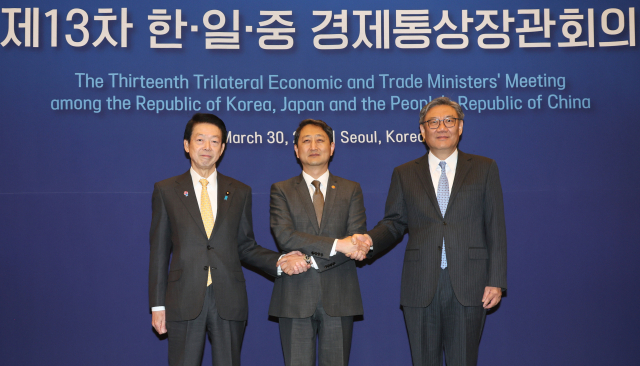 안덕근 산업통상자원부 장관(가운데)과 무토 요지 일본 경제산업상(왼쪽), 왕원타오 중국 상무부장이 30일 서울 중구 대한상공회의소에서 열린 제13차 한·일·중 경제통상장관회의에서 기념 촬영을 하고 있다. 연합뉴스