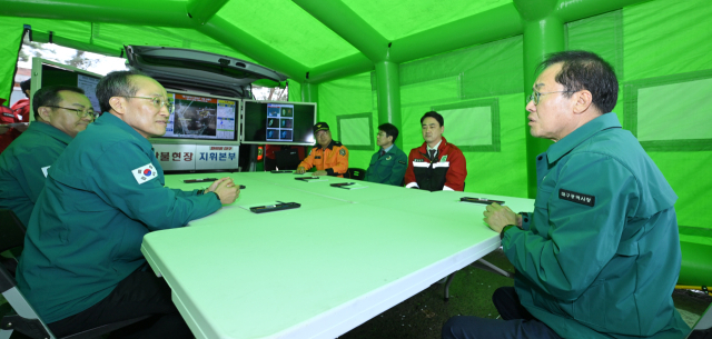 홍준표 대구시장이 지난 28일 오후 달성군 옥포읍 함박산 산불 현장을 찾아 산불 진화 상황을 점검하고 있다. 대구시 제공.