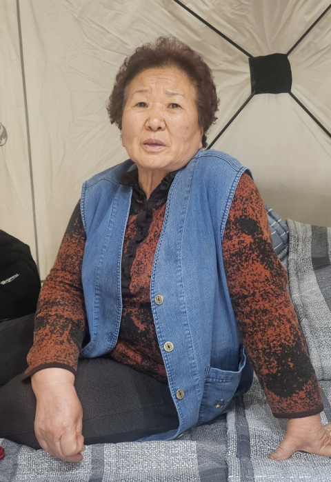 [르포]'그저 열심히 살았는데…50년 추억이 잿더미로' 대피소 못 떠나는 주민 사연 