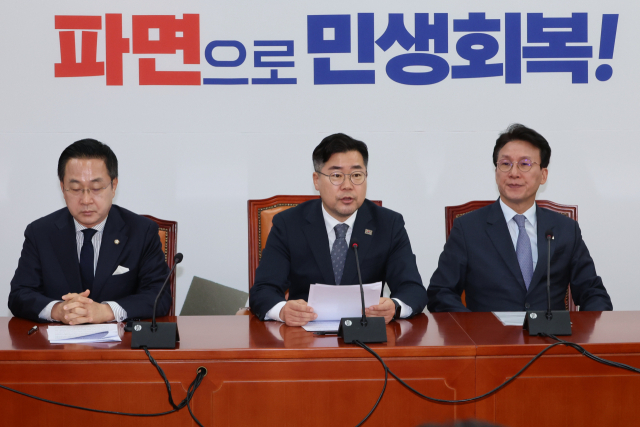 더불어민주당 박찬대 원내대표가 30일 서울 여의도 국회에서 한덕수 대통령 권한대행 겸 국무총리에게 마은혁 헌법재판관 후보자를 임명할 것을 촉구하고 있다. 박 원내대표는 