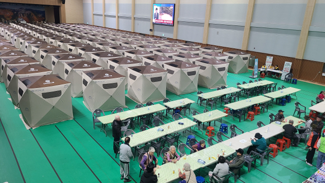 30일 경북 청송군 청송국민체육센터. 이날 이곳에 등록된 이재민은 243명에 달하지만 현장은 어두운 분위기 속에 비교적 조용한 모습이었다. 남정운 기자