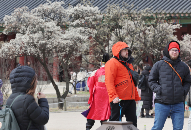 꽃샘추위가 이어진 30일 서울 경복궁에서 관광객들이 발걸음을 재촉하고 있다. 연합뉴스