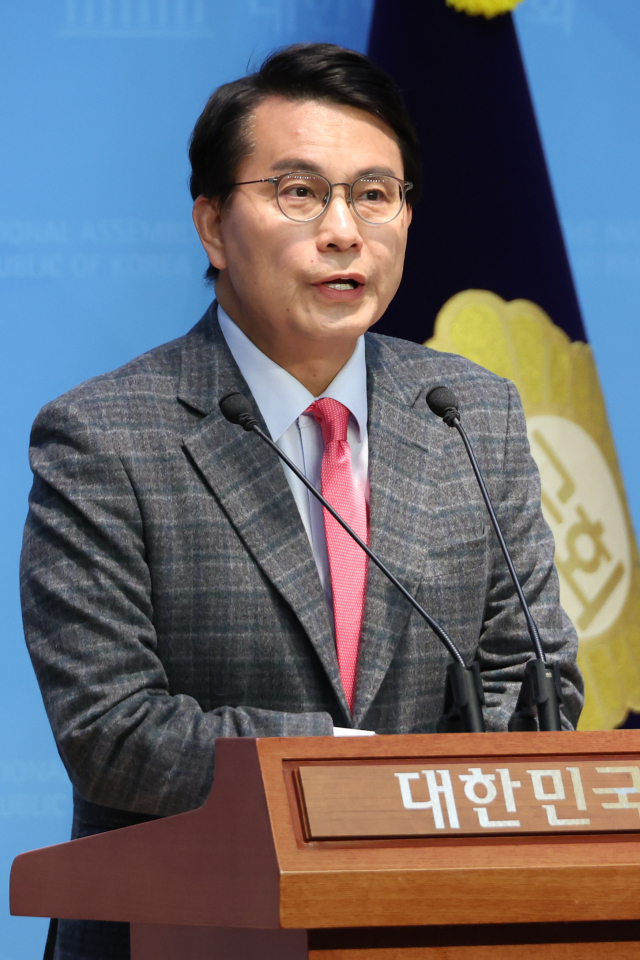 국민의힘 윤상현 의원이 30일 서울 여의도 국회 소통관에서 더불어민주당 초선 의원들의 국무위원 총탄핵을 예고를 비판하는 기자회견을 하고 있다. 연합뉴스