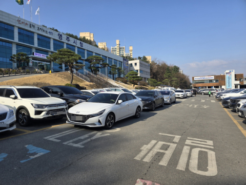 영주시청 주차장, 주차 전쟁에 민원인 불편 가중…