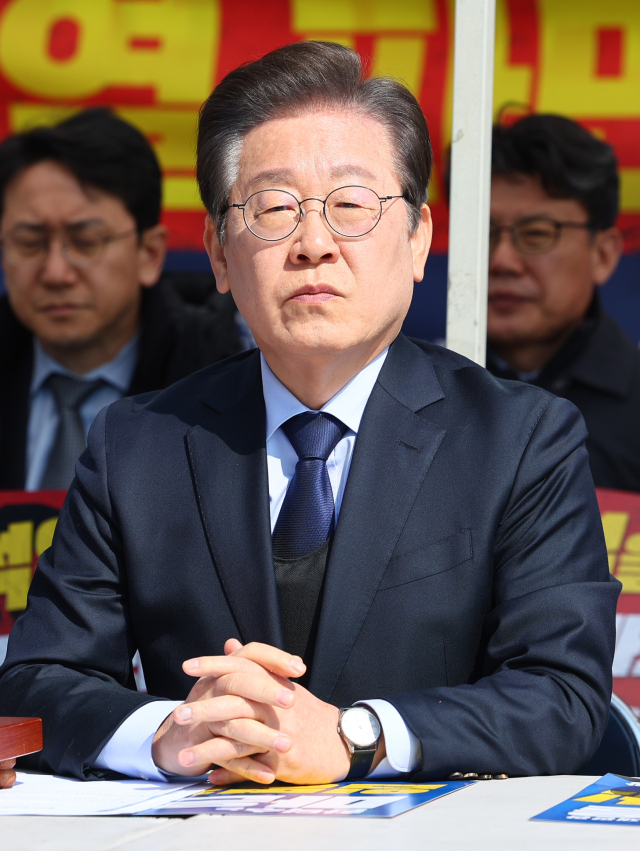 더불어민주당 이재명 대표가 31일 서울 종로구 광화문 앞 더불어민주당 천막당사에서 열린 최고위원회의에 참석해 있다. 연합뉴스