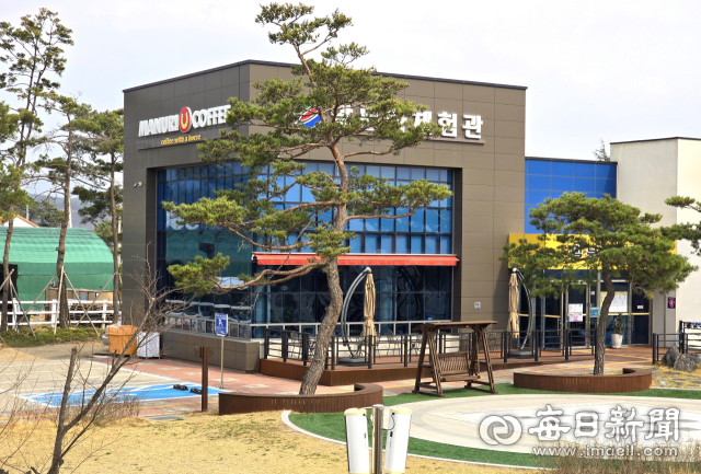 영천시 운주산승마장 근무 공무원과 관리직원들이 판매 음료와 음식물을 수 년간 무전취식 했다는 내용의 민원이 제기된 말문화체험관내 마누리 카페 전경. 독자 제공