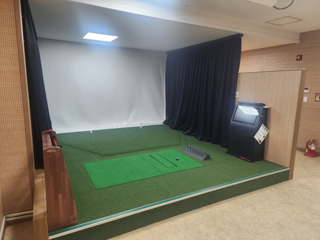 울진군이 설치한 실내 스크린 파크골프장. 울진군 제공
