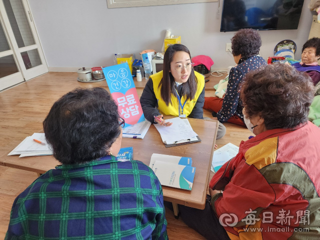 포항시 북구보건소 트라우마센터가 31일 영덕군 축산면 경정2리 마을회관을 찾아 산불 피해 주민들을 대상으로 심리 상담을 하고 있다. 포항시 제공