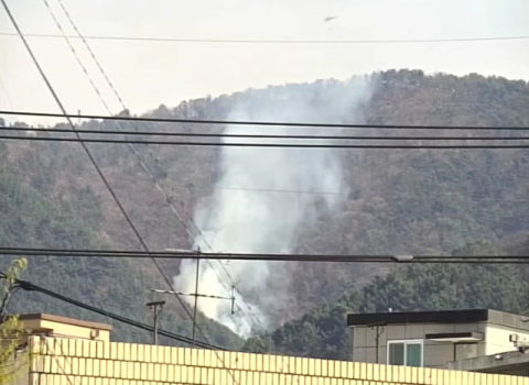 [속보] 대구 남구 앞산 산불 발생…헬기 6대 투입 [영상]