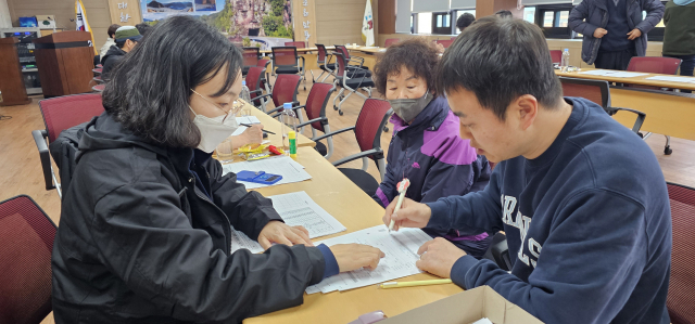 안동시는 주민들의 산불 피해 접수와 기업 피해 상담과 지원을 위한 창구를 마련하고 본격 운영과 지원에 나섰다. 엄재진 기자