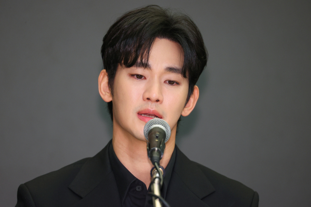 배우 김수현이 31일 오후 서울 마포구 스탠포드 호텔에서 미성년자였던 배우 고 김새론과 교제했다는 의혹과 관련해 입장발표 기자회견을 하고 있다. 연합뉴스