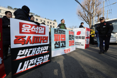 평의 한달 넘긴 尹 탄핵심판… 여야 난타전만 계속