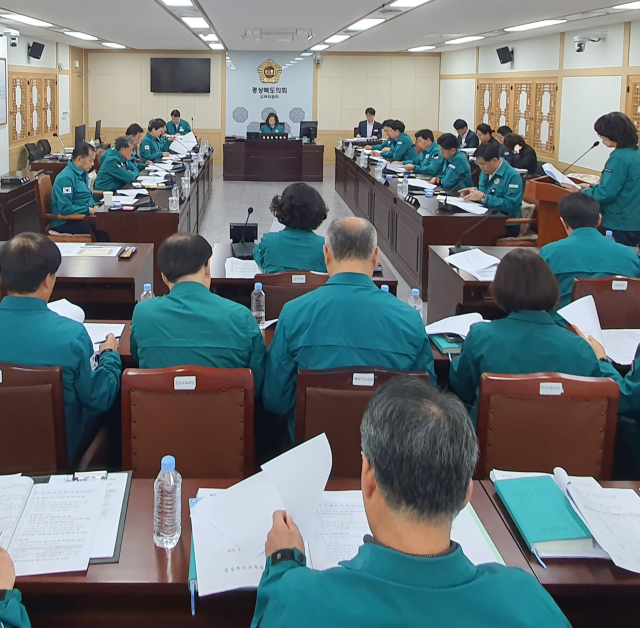 지난 31일 경상북도의회 교육위원회가 최근 경북 지역에서 발생한 산불로 피해를 입은 교육기관들의 현황과 이에 대한 경북교육청의 지원 대책을 보고받고 있다. 경북도의회 제공