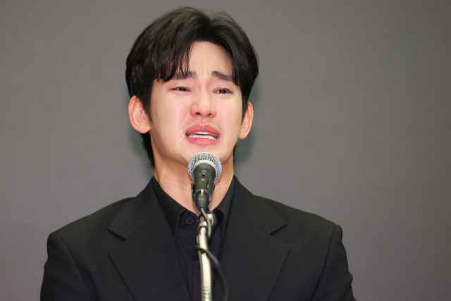 배우 김수현이 31일 오후 서울 마포구 스탠포드 호텔에서 미성년자였던 배우 고 김새론과 교제했다는 의혹과 관련해 입장발표 기자회견을 하고 있다. 연합뉴스