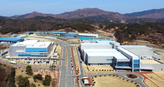 SK디스커버리 계열사들이 지난달 31일 안동 산불피해 복구를 위해 5억원의 성금을 안동시에 기부했다. 안동시 제공