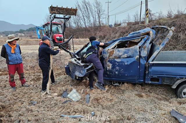 사상 초유의 대형 산불 피해가 발생한 안동지역 곳곳에서 아픔과 고통을 나누고 함께하려는 시민의식이 빛나고 있다. 사진은 전복된 트럭에서 남성을 구조하는 김지영씨 부자 모습. 연합뉴스