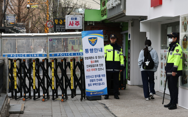 헌법재판소의 윤석열 대통령 탄핵심판 선고가 다가오고 있는 24일 서울 종로구 안국역 일대에 경찰이 출입을 통제하기 위해 설치한 바리케이드가 놓여있다. 연합뉴스