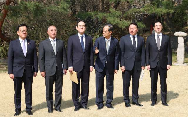 한덕수 대통령 권한대행 국무총리가 1일 서울 종로구 삼청동 총리공관에서 경제안보전략TF 회의에 앞서 기념사진을 촬영하고 있다. 왼쪽부터 최상목 부총리, 정의선 현대차 회장, 이재용 삼성전자 회장, 한총리, 최태원 SK 회장, 구광모 LG 회장. 연합뉴스