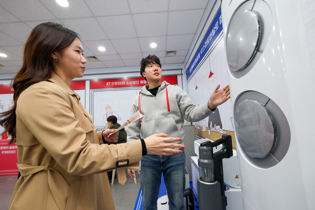 KT는 삼성전자와 전략적 제휴를 통해 통신업계 최초로 통신과 가전을 결합한 AI 가전구독 서비스 