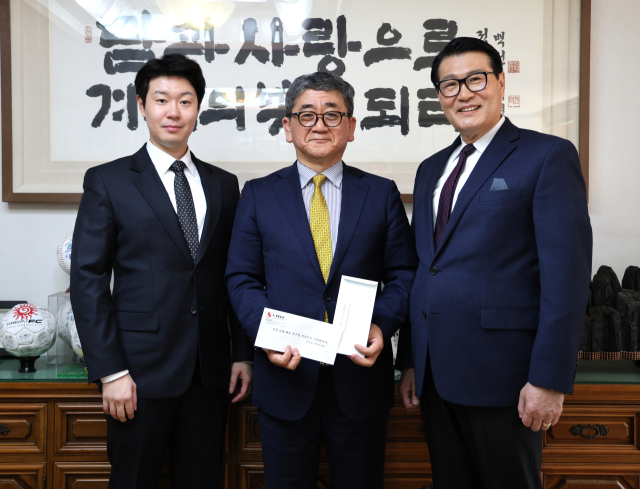 반도체업체 엠이엠씨코리아(대표 조찬래,오른쪽)와 에스테크(대표 박구갑 맨 왼쪽)는 1일 매일신문을 방문해 경북 북부지역 산불 피해 복구비로 써달라며 각각 5천만원씩 총 1억원을 전달했다.우태욱 기자 woo@imaeil.com