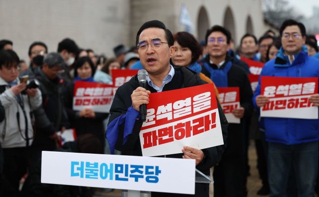 윤석열 대통령 파면 촉구 도보행진에 참가한 더불어민주당 박홍근 의원이 지난 12일 서울 종로구 광화문에 도착해 기자회견을 하고 있다. 연합뉴스