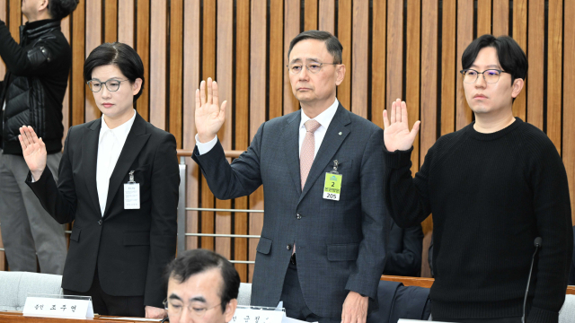 조주연 홈플러스 공동대표와 금정호 신영증권 사장, 강경모 홈플러스 입점협회 부회장이 18일 서울 여의도 국회에서 열린 정무위원회 