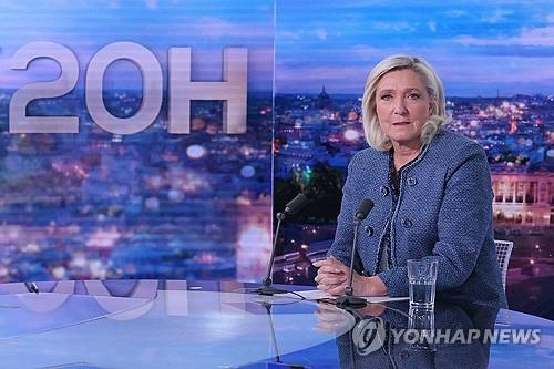 마린 르펜 프랑스 극우 정당 국민연합(RN) 의원이 31일(현지시간) 법원의 1심 유죄 판결 이후 TF1 저녁 방송에 출연해 입장을 밝히고 있다. 연합뉴스