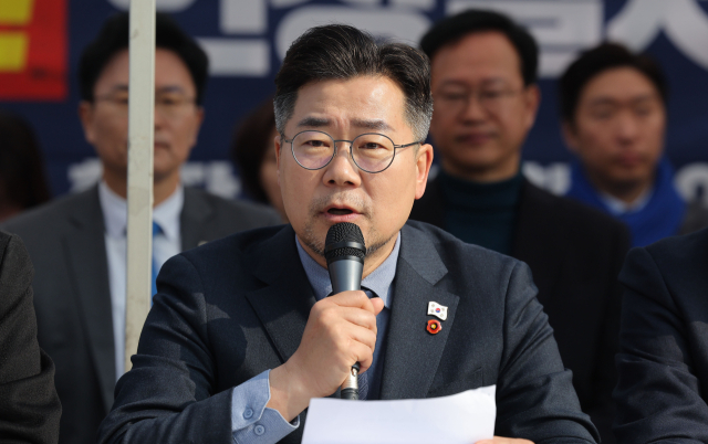 더불어민주당 박찬대 원내대표가 1일 서울 광화문 앞 민주당 천막당사에서 열린 원내대책회의에서 발언하고 있다. 연합뉴스